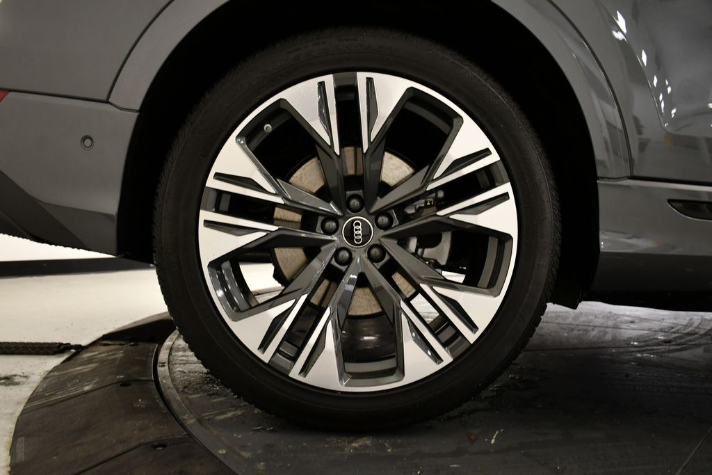 Thumbnail: 2026 Audi Q8 - 16