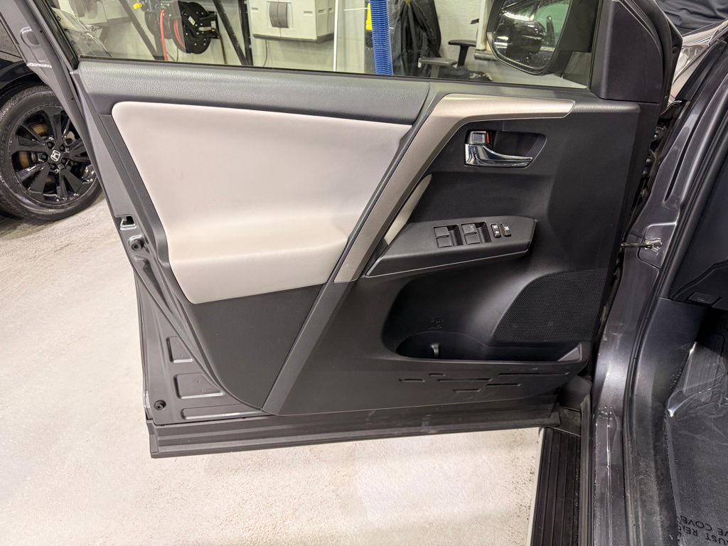 Thumbnail: 2018 Toyota RAV4 - 10