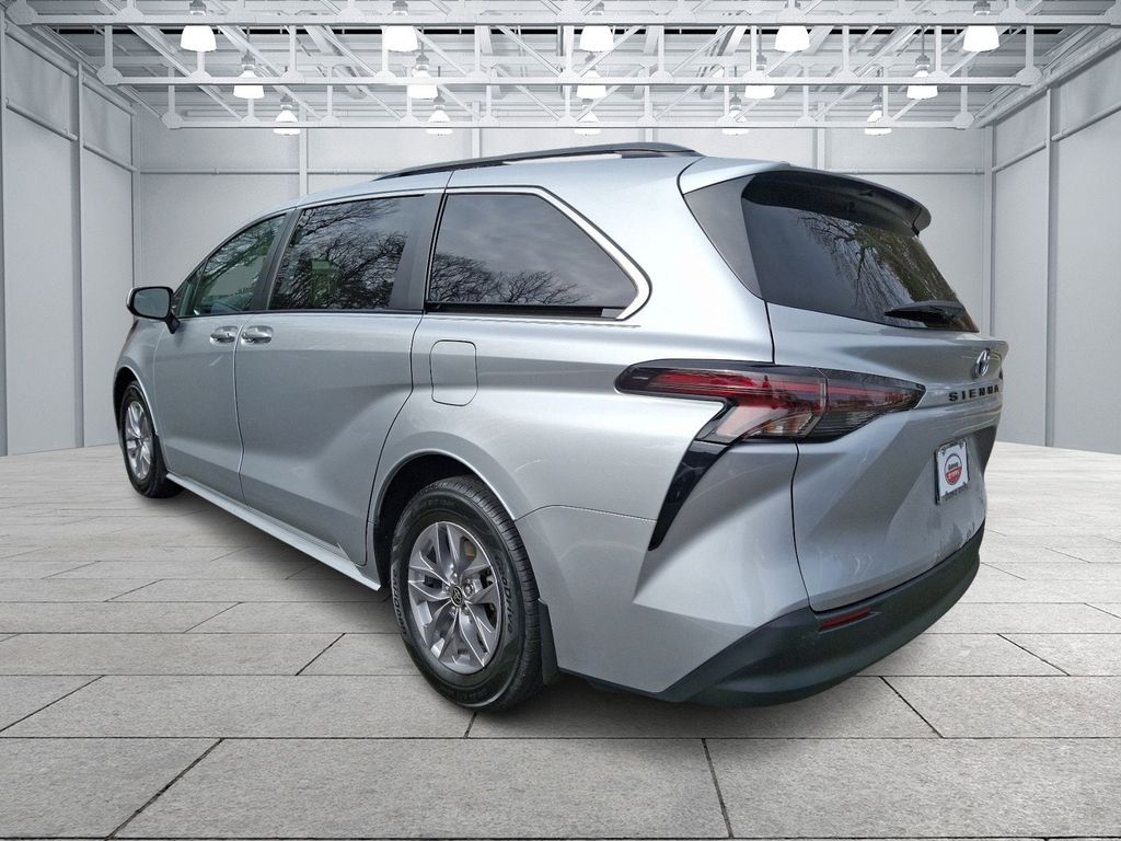 2023 Toyota Sienna LE 6