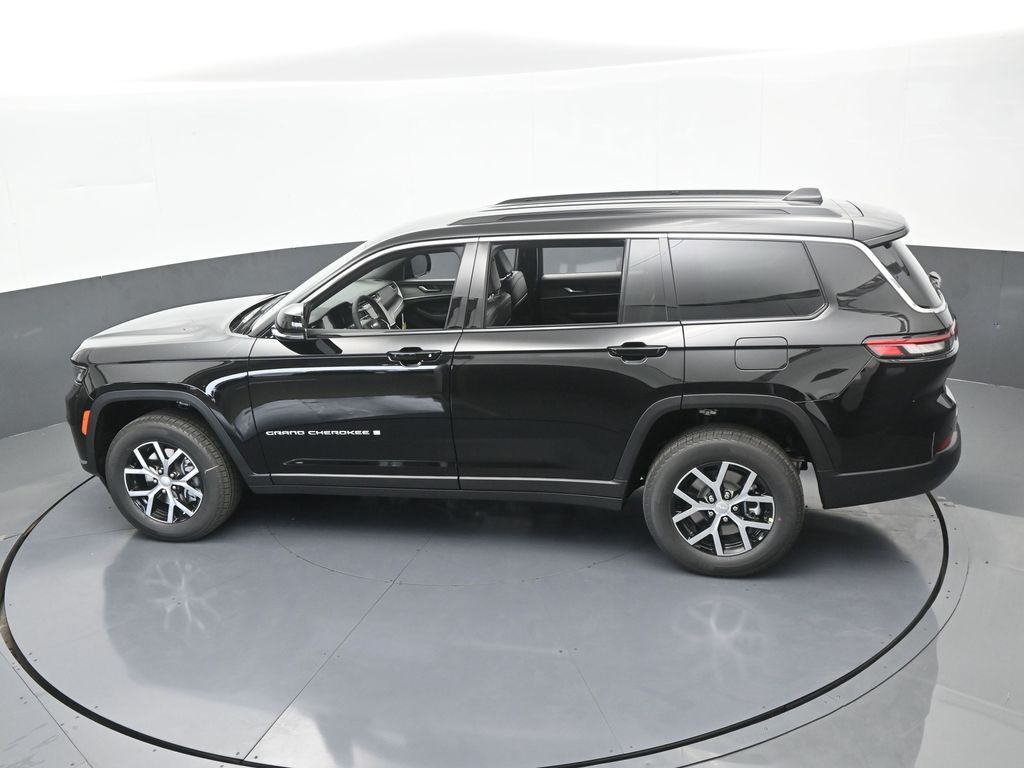 Used 2025 Diamond Black Crystal Pearlcoat Jeep Limited image 44