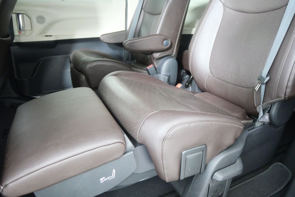 Thumbnail: 2022 Toyota Sienna - 14