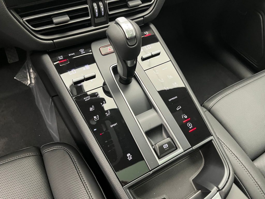 Thumbnail: 2025 Porsche Macan - 15