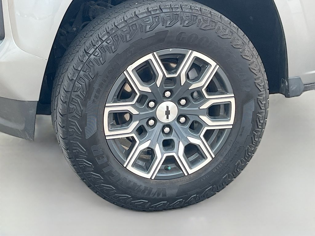 Used 2024 Gray Chevrolet Z71 image 31