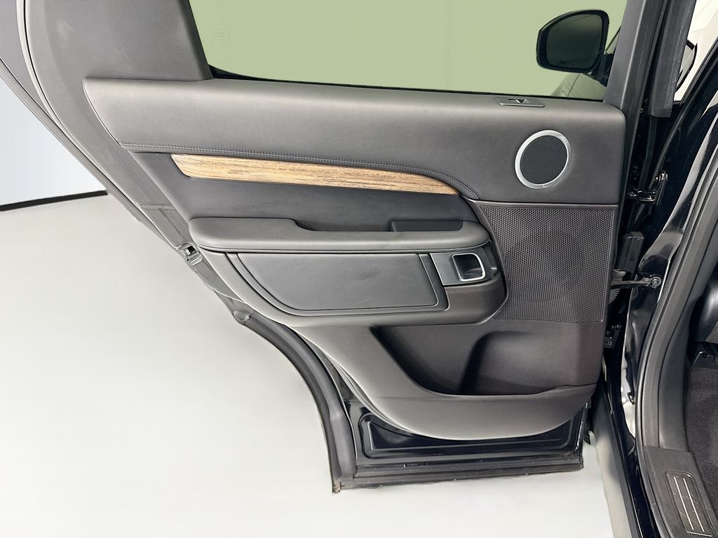 Thumbnail: 2018 Land Rover Discovery - 24