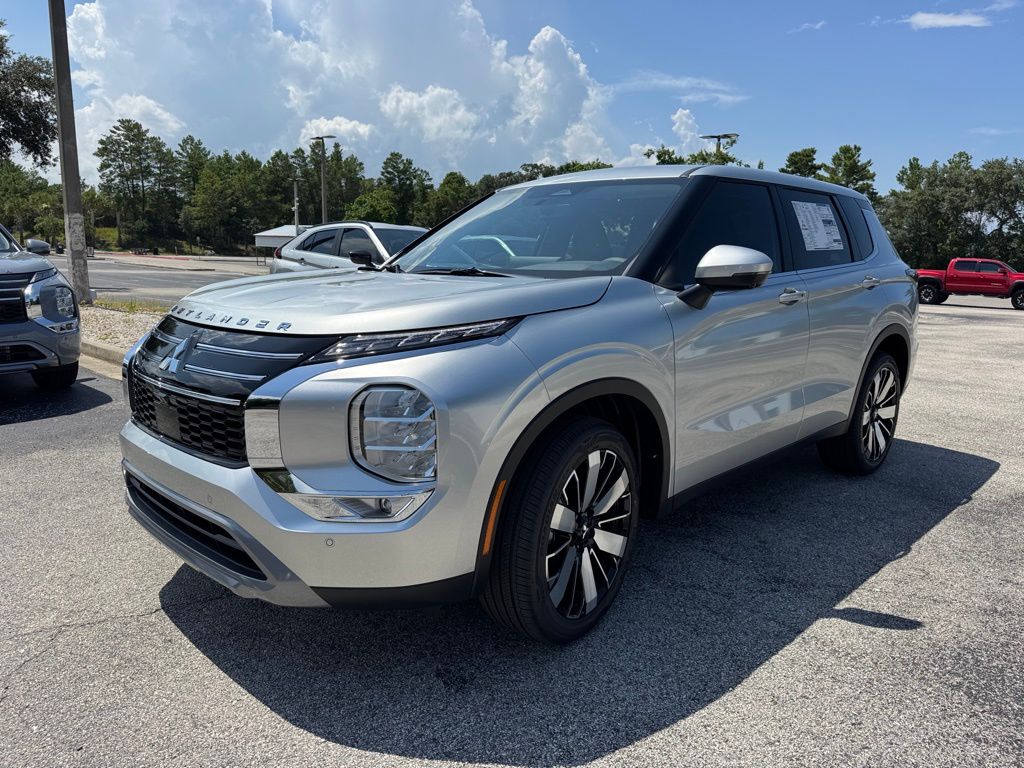 2025 Mitsubishi Outlander SE photo 3
