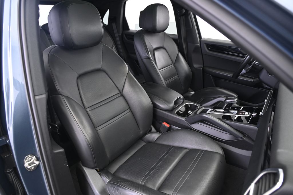 Thumbnail: 2020 Porsche Cayenne - 24
