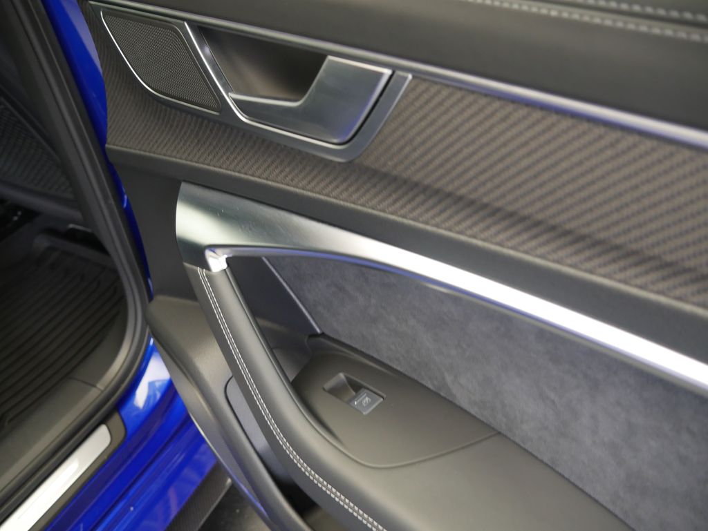 Thumbnail: 2023 Audi RS 6 - 27