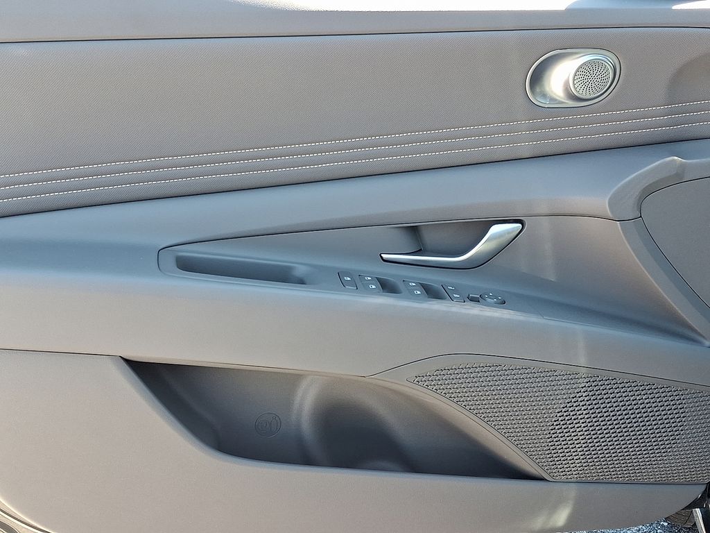 2026 Hyundai Elantra — photo 13