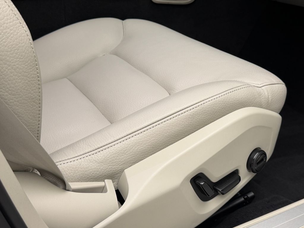 Thumbnail: 2024 Volvo S60 - 12