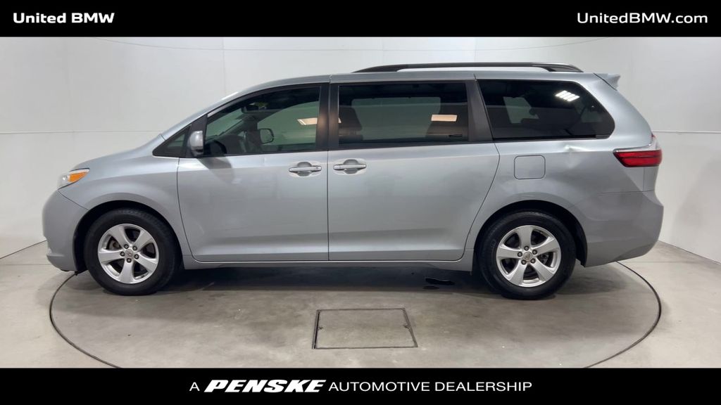 2017 Toyota Sienna LE 5