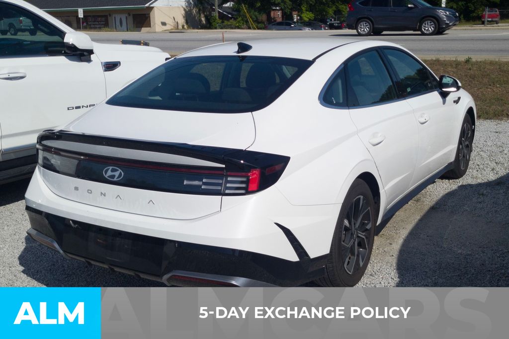 Used 2025 White Hyundai SEL image 3
