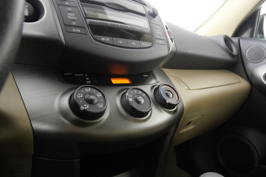 2011 Toyota RAV4  16