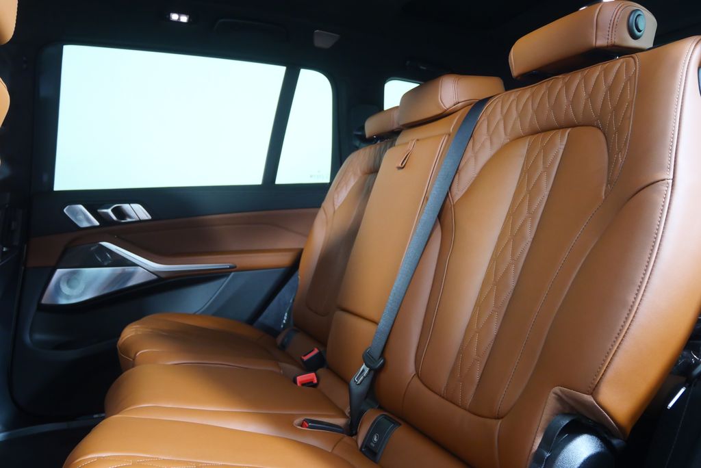 Thumbnail: 2027 BMW X7 - 16