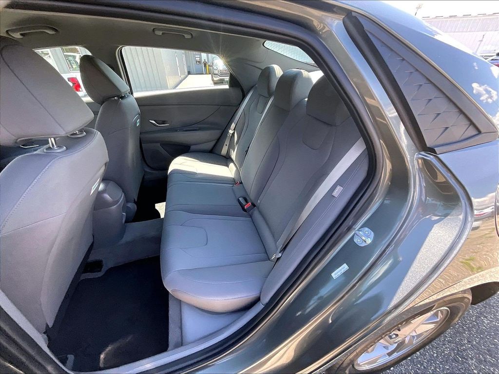 2025 Hyundai Elantra — photo 15