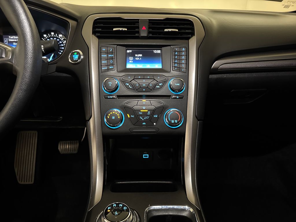 2017 White Gold Ford Fusion SE FWD Sedan