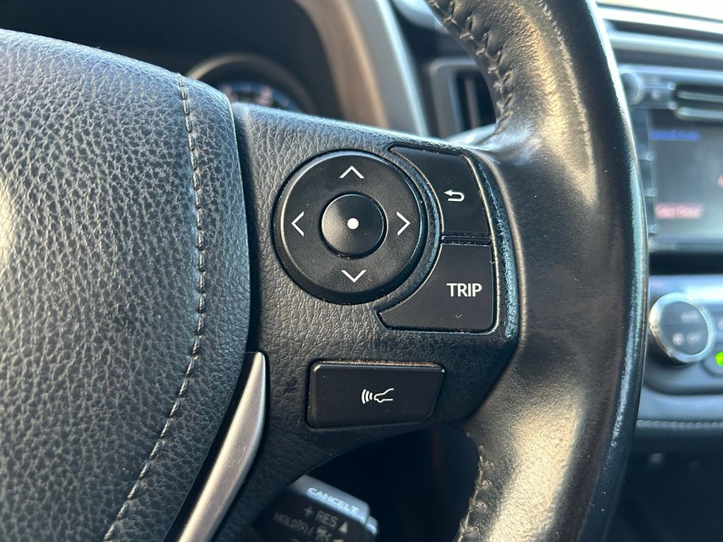 Thumbnail: 2018 Toyota RAV4 - 17
