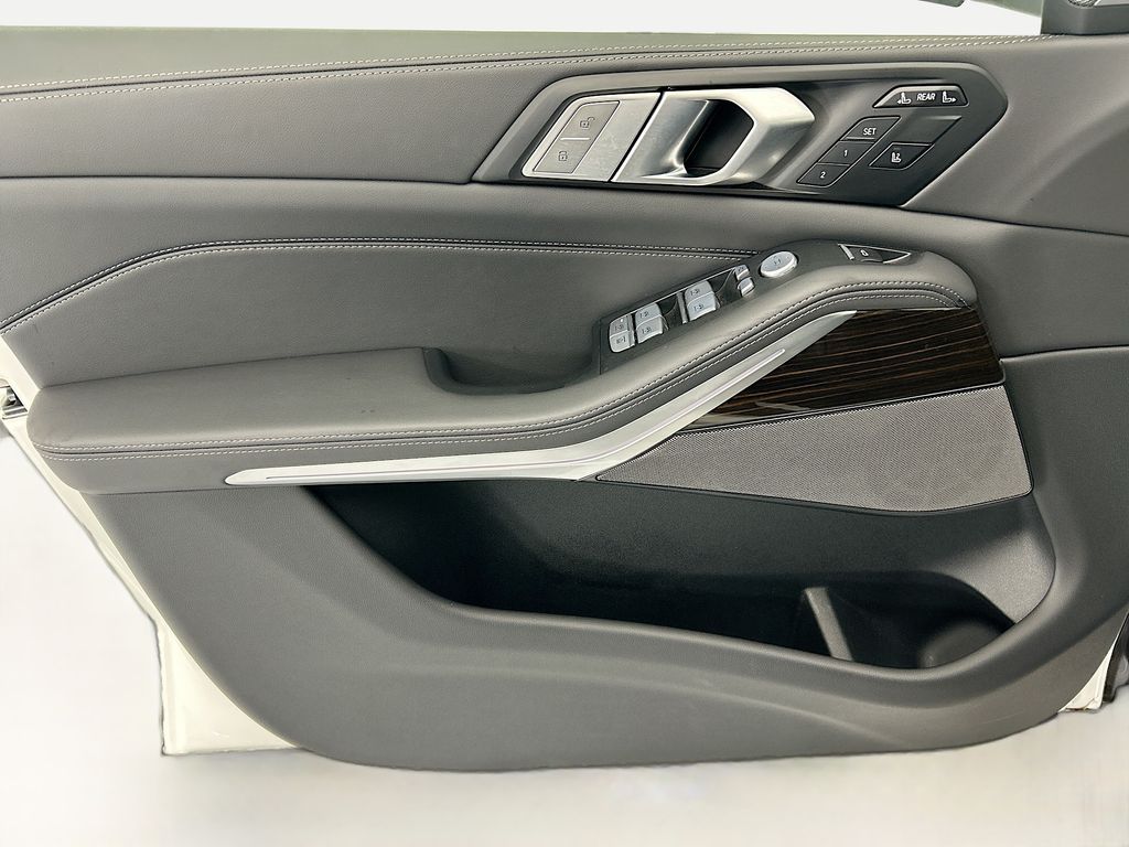 Thumbnail: 2026 BMW X7 - 23