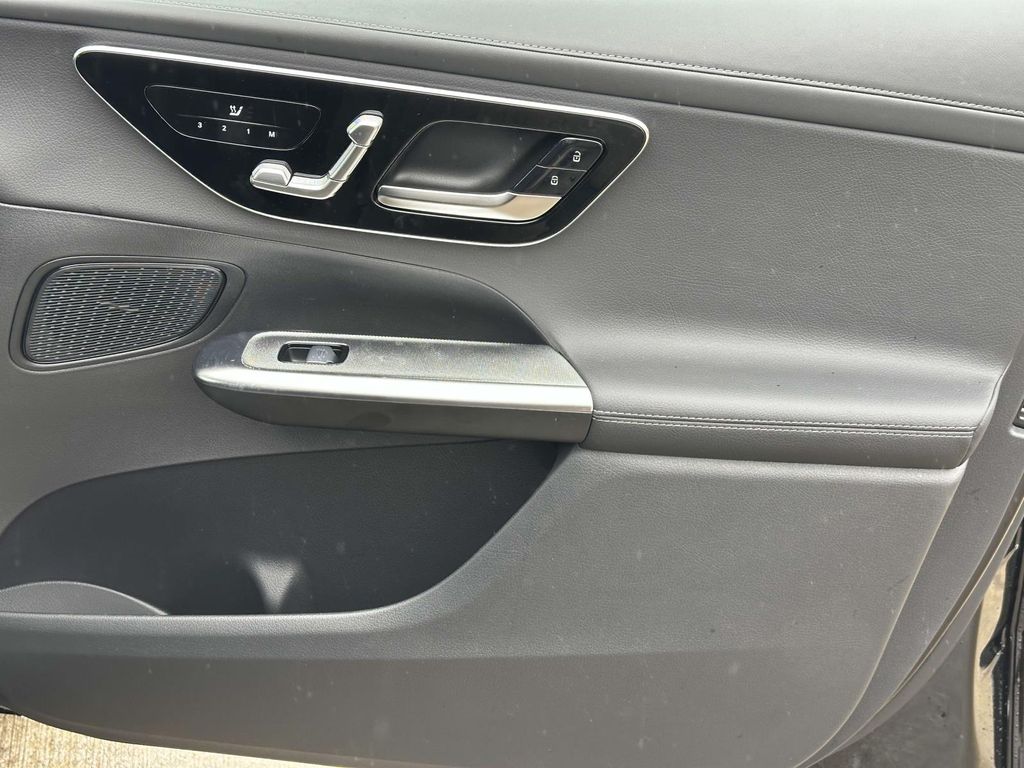 2025 Mercedes-Benz GLC 350 11