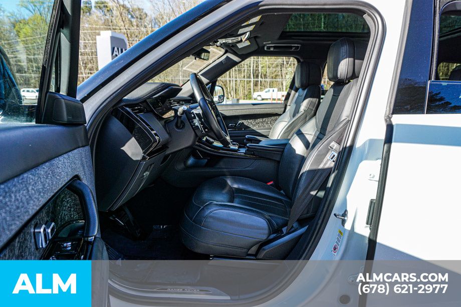 Used 2023 White Land Rover SE Dynamic image 18