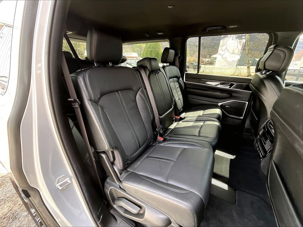 2022 Jeep Wagoneer — photo 16