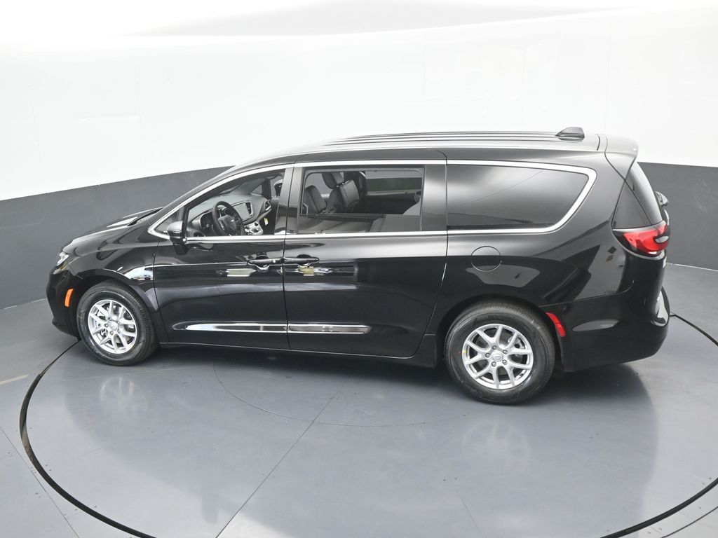 New 2026 Diamond Black Crystal Pearlcoat Chrysler Select image 49