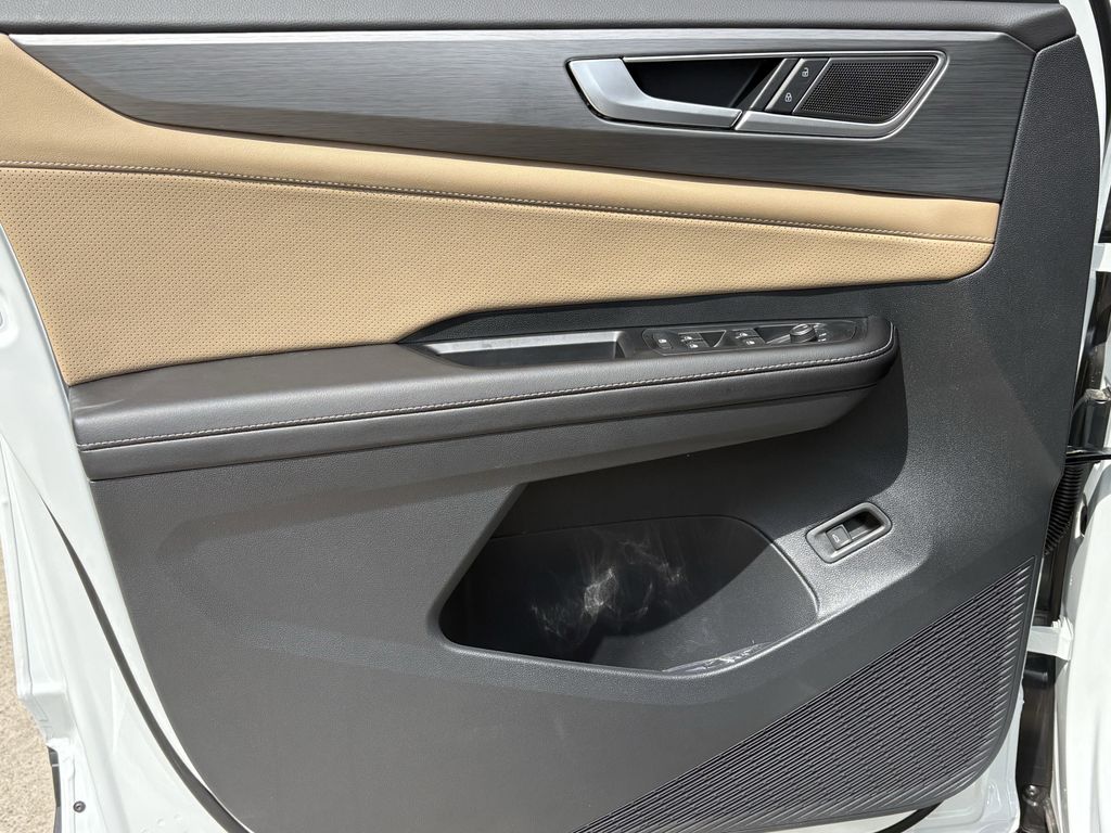 New 2026 White Volkswagen 2.0T SE w/Technology image 10