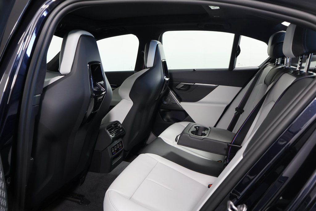 Thumbnail: 2026 BMW M5 - 6