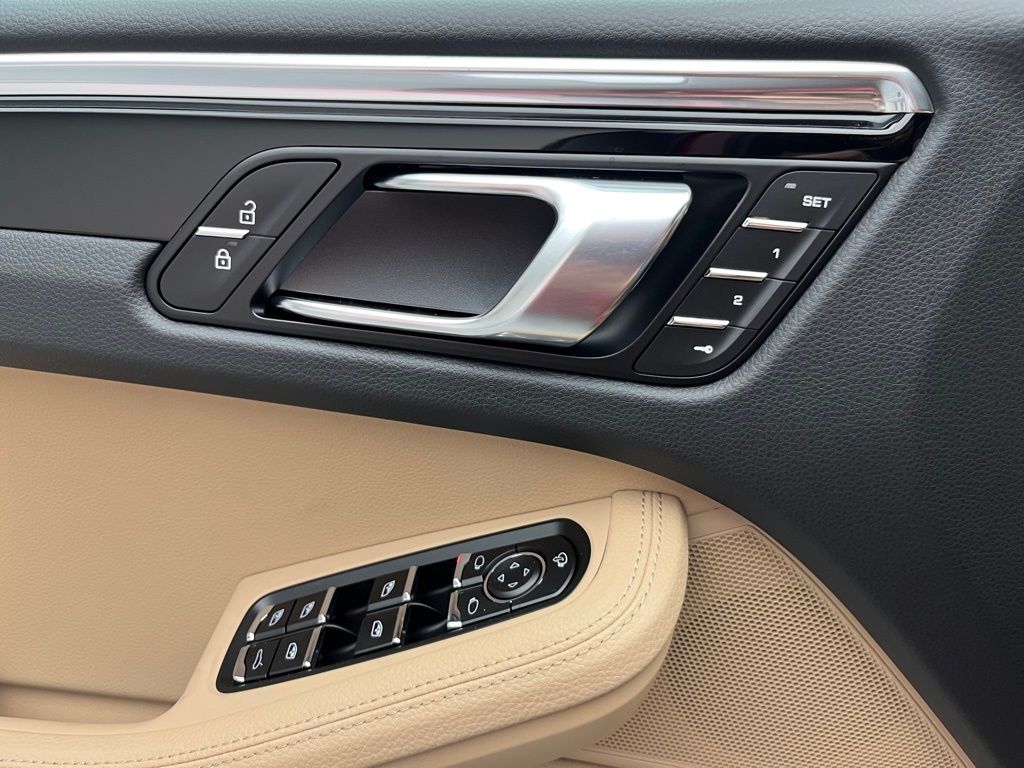 Thumbnail: 2025 Porsche Macan - 18