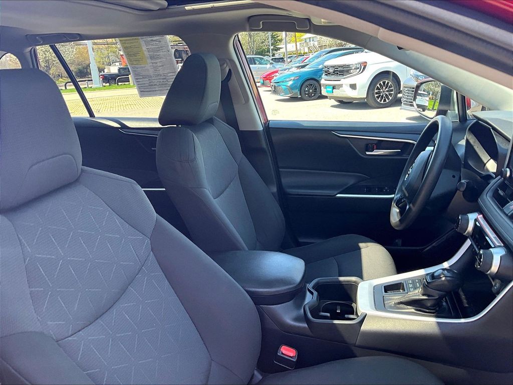 2024 Toyota RAV4 — photo 11