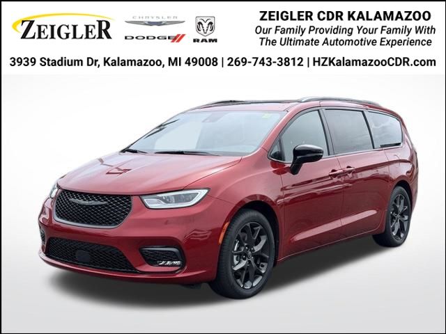 Red Hot Pearlcoat 2025 Chrysler Pacifica Minivan Front-Wheel Drive 9-Speed Automatic
