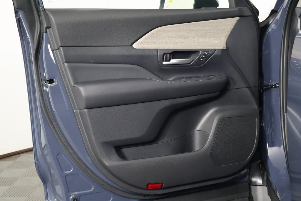 Thumbnail: 2026 Toyota Grand Highlander - 8