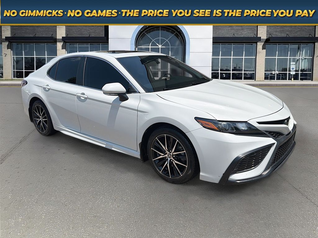 White (Wind Chill Pearl) 2022 Toyota Camry Sedan Front-Wheel Drive 8-Speed Automatic
