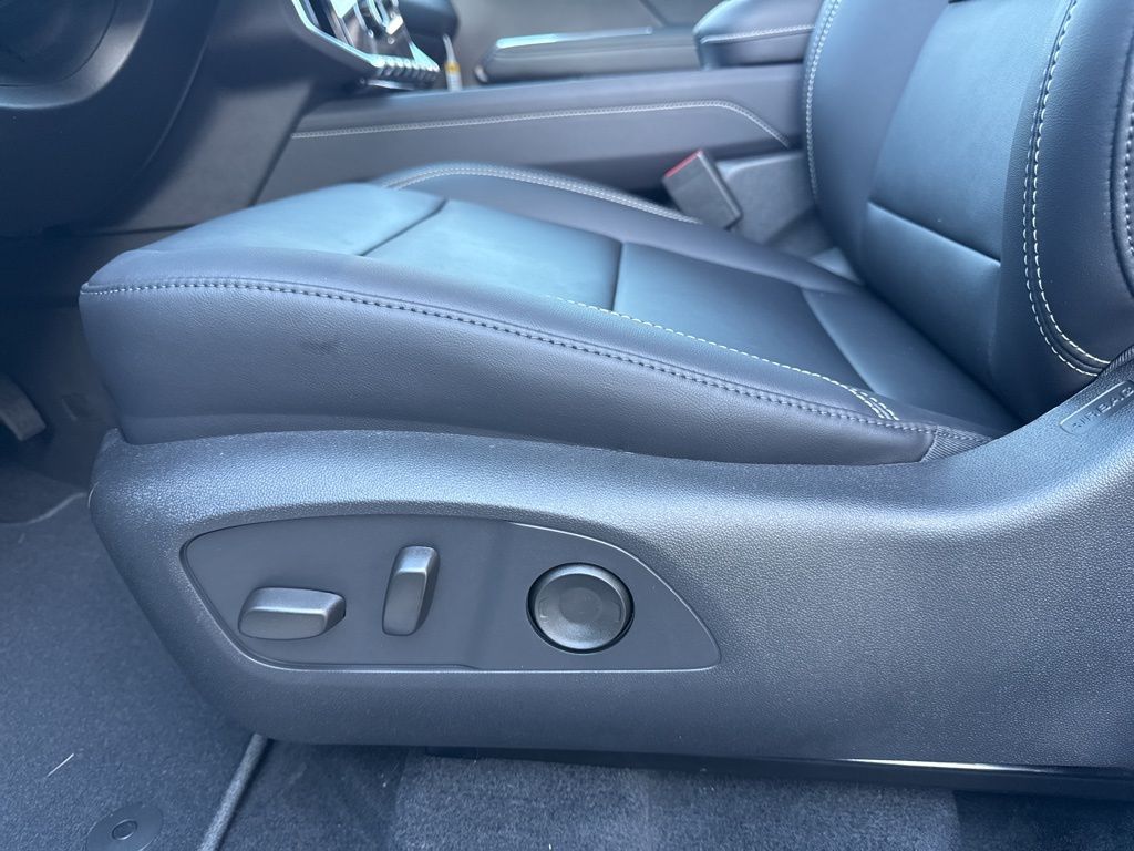 New 2026 White GMC Elevation image 15
