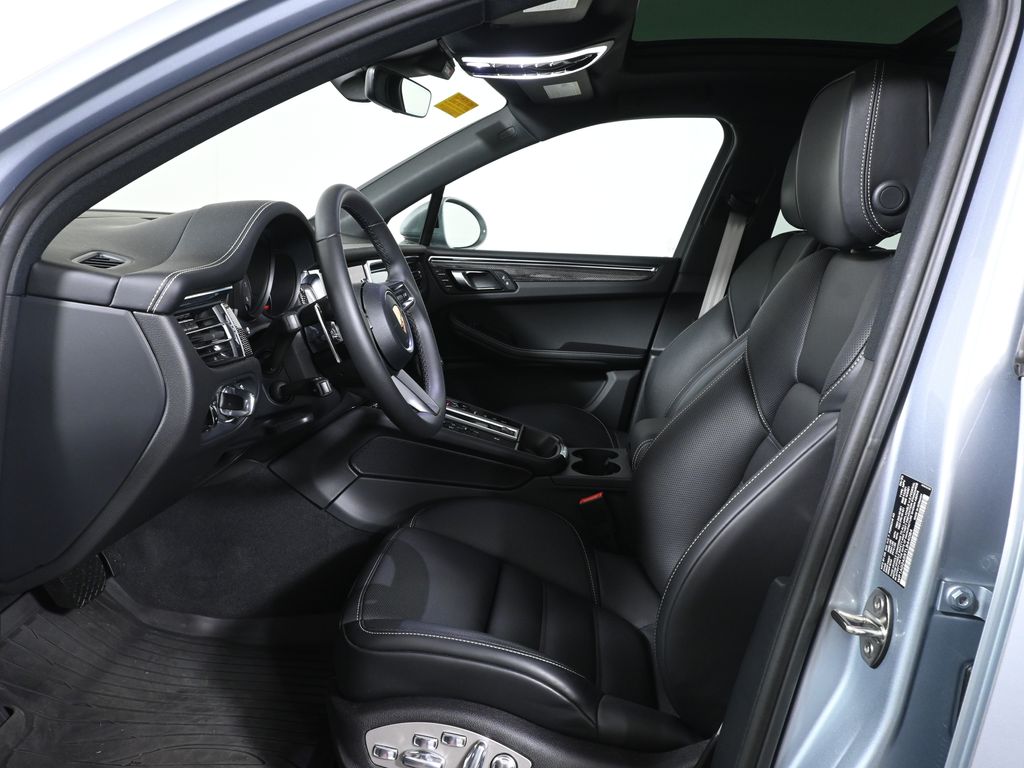 Thumbnail: 2026 Porsche Macan - 5