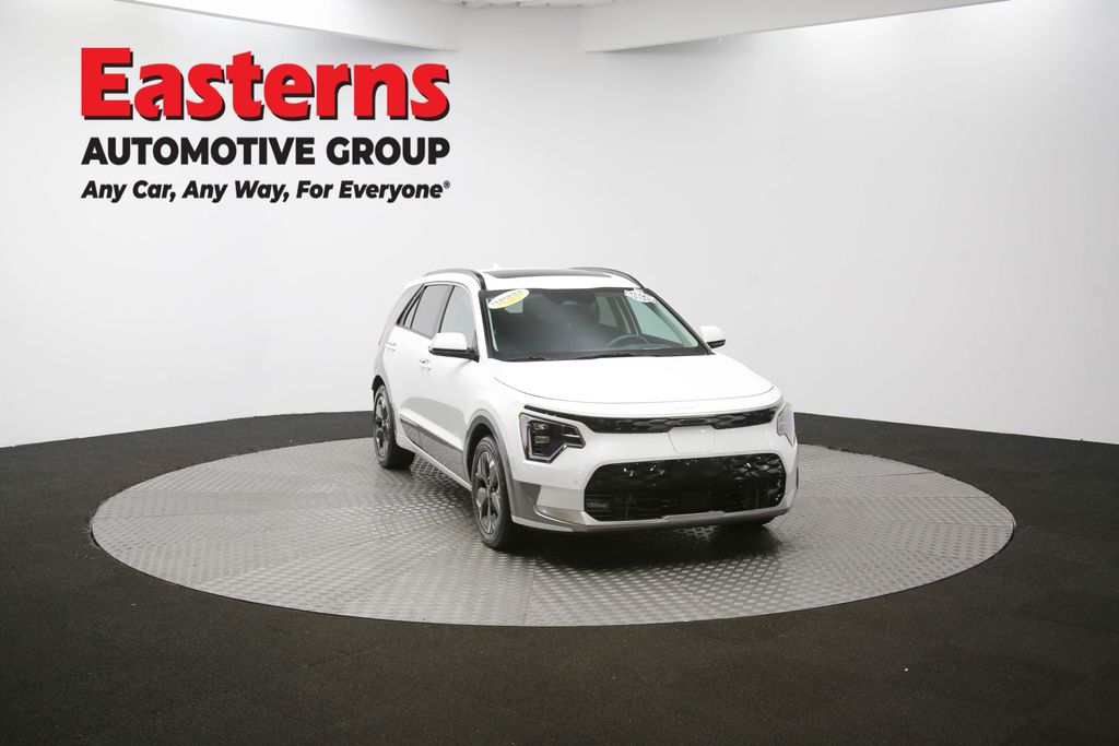 Used 2023 White Kia Wave image 53