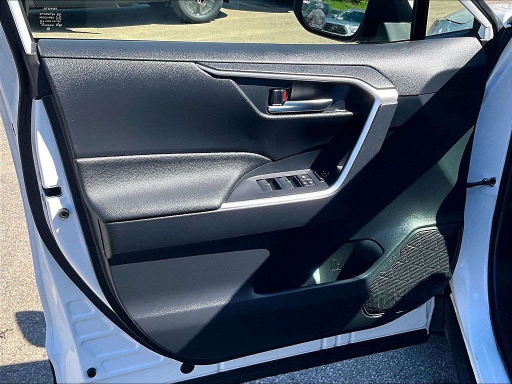 2023 Toyota RAV4 Hybrid — photo 9