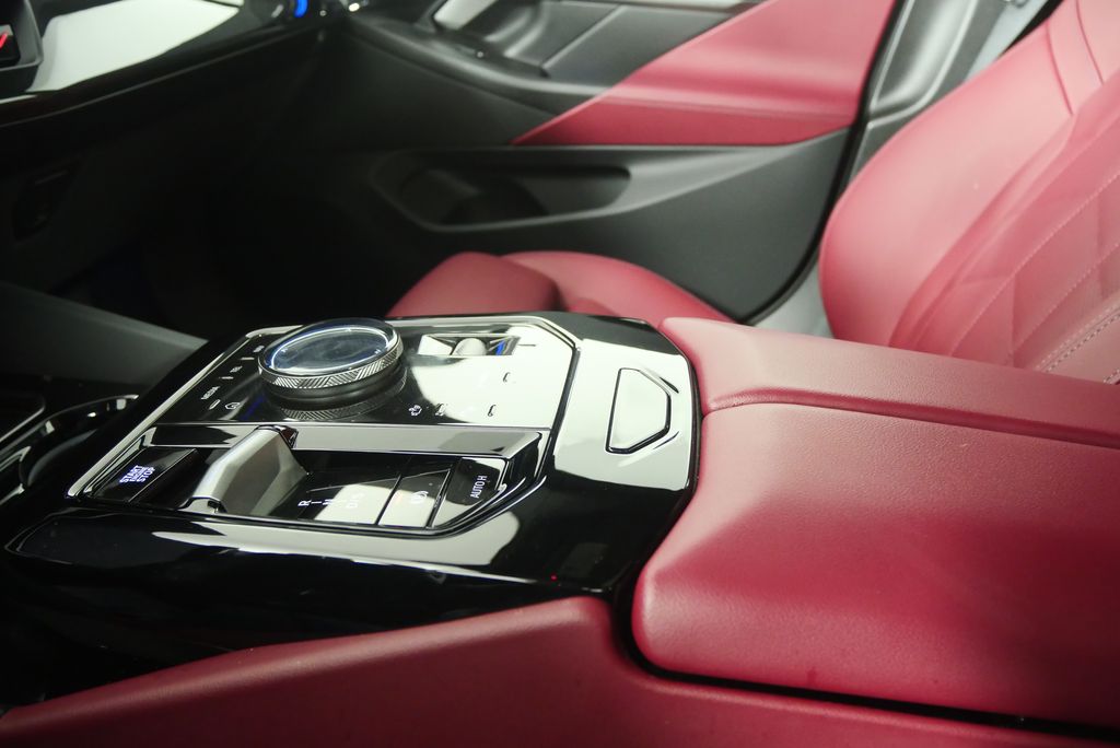 Thumbnail: 2025 BMW 5 Series - 21