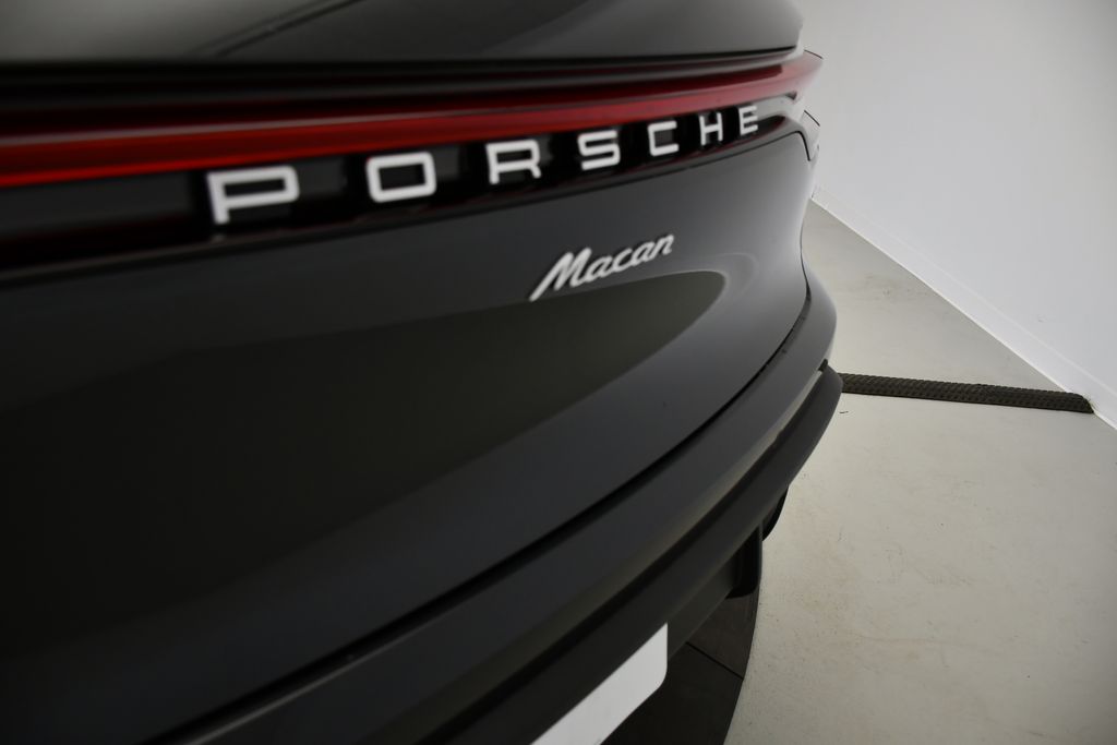 Thumbnail: 2026 Porsche Macan - 12