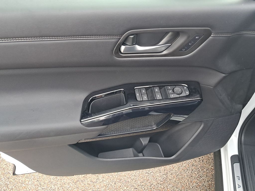 2026 Nissan Pathfinder Platinum White at South Hills Kia