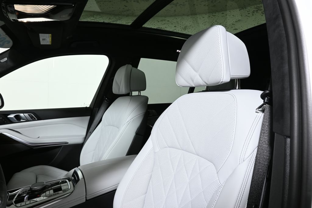 Thumbnail: 2026 BMW X7 - 16