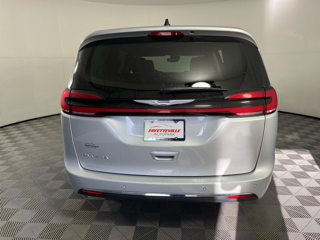 2023 Chrysler Pacifica Touring L 6