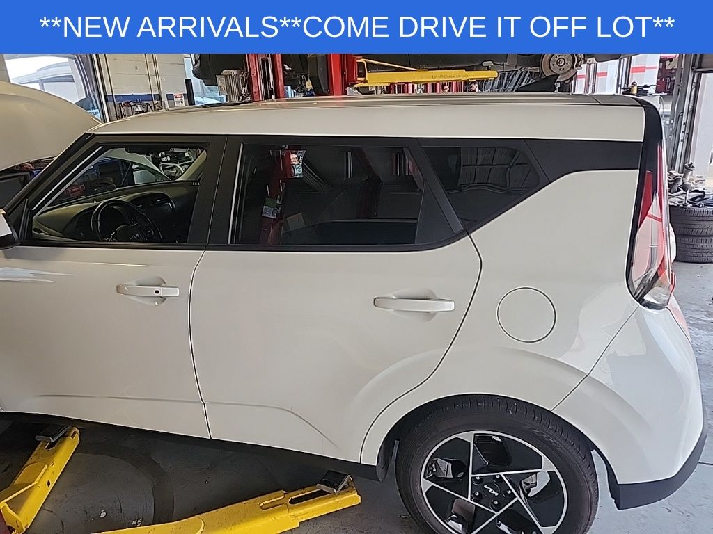 Snow White Pearl 2023 Kia Soul SUV / Crossover Front-Wheel Drive Continuously Variable Transmission