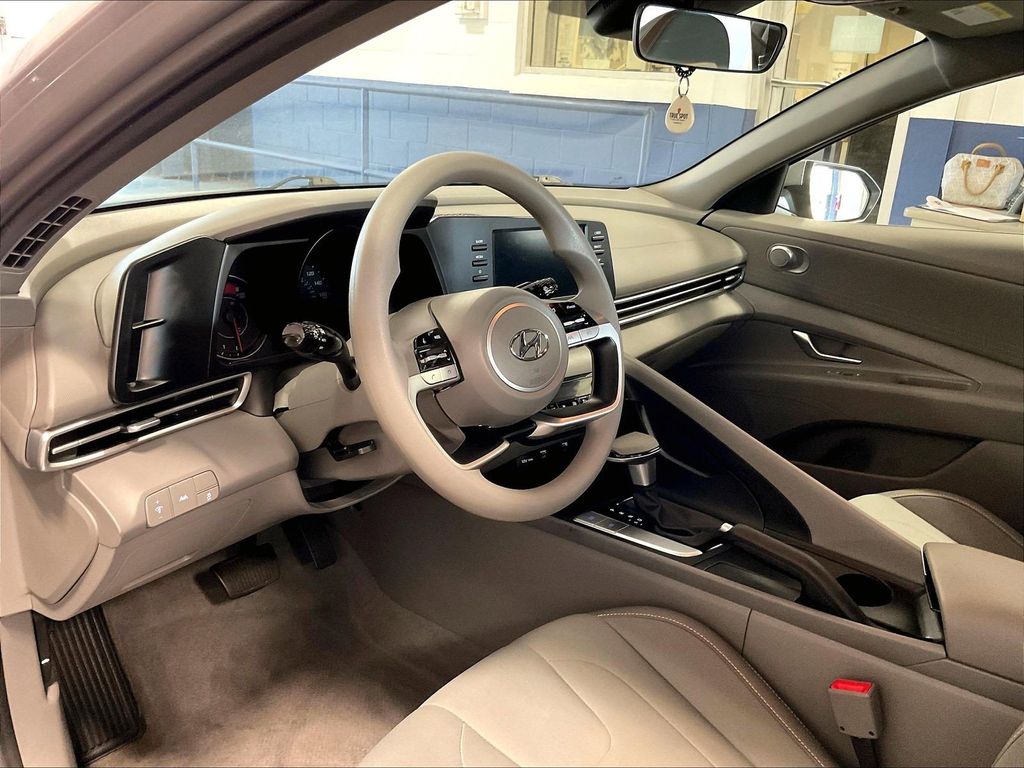 2023 Hyundai Elantra — photo 8