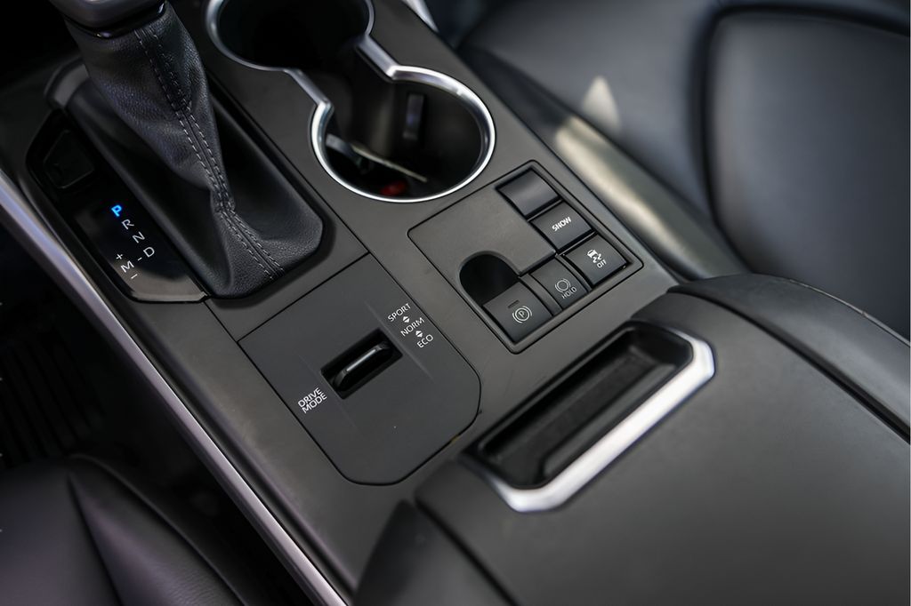 Used Car 2023 Toyota Highlander  Xle For Sale Under $35,000 In Austin, Texas