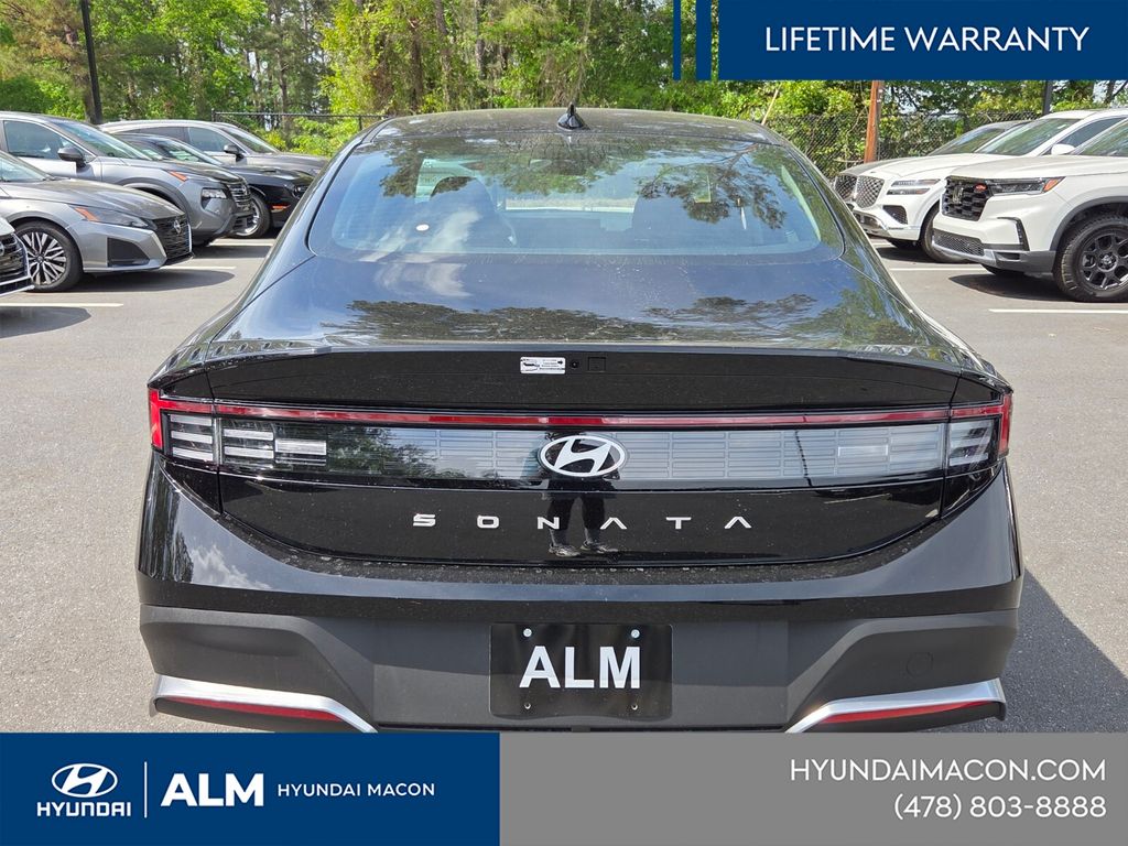 New 2026 Black Hyundai SE image 5