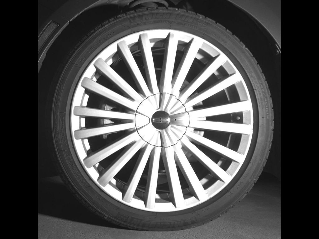 Used 2017 Ruby Red Metallic Lincoln Reserve image 10