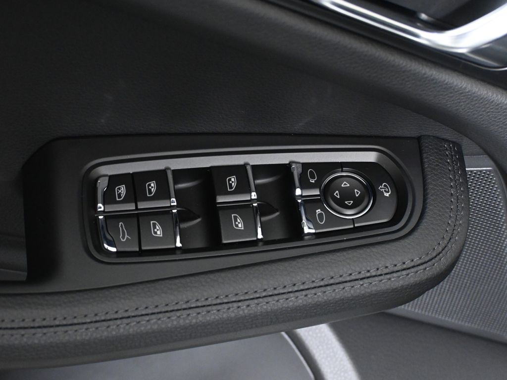 Thumbnail: 2026 Porsche Macan - 32