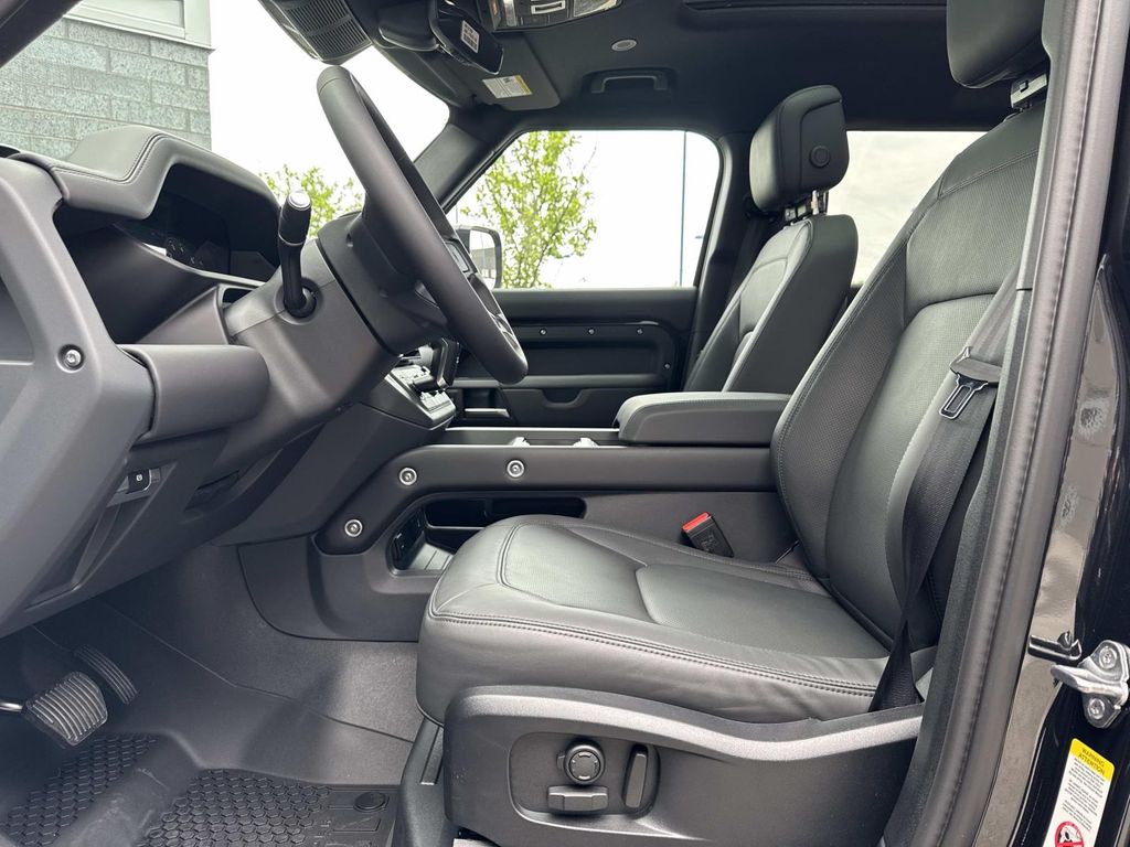 New 2026 Black Land Rover X-Dynamic SE image 19
