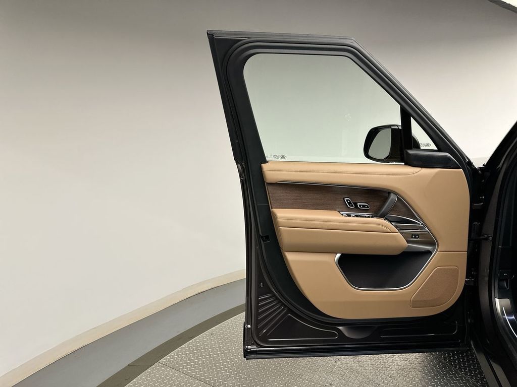Thumbnail: 2025 Land Rover Range Rover - 9