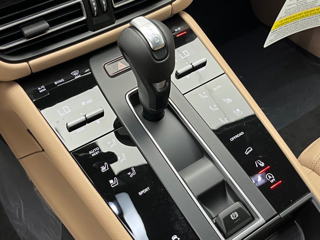 Thumbnail: 2025 Porsche Macan - 15